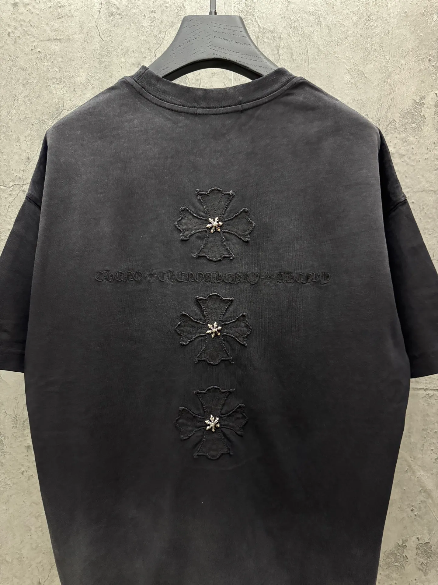 P230 top version, real shot without P, ​​different from market currency) 𝗖𝗵𝗿𝗼𝗺𝗲 𝗛𝗲𝗮𝗿𝘁𝘀/Croxin 2026 spring new original single counter American washed patch embroidered couple short sleeves 👑The highest version! Customized fabric 320 grams, washed and fried, spray horse slip craft, best-selling model at the counter, very comfortable to wear. Accessories: original molded and authenticated collar label ➕ 100% silk wash label. Genuine purchase-grade original hangtag➕matching hanging rope➕3D hanging beads➕original packaging bag. Craftsmanship: The original version has consistent wiring! The highest version of the armhole matching technique! Color: Burgundy Black Size: S M L XL Style No.: 6607